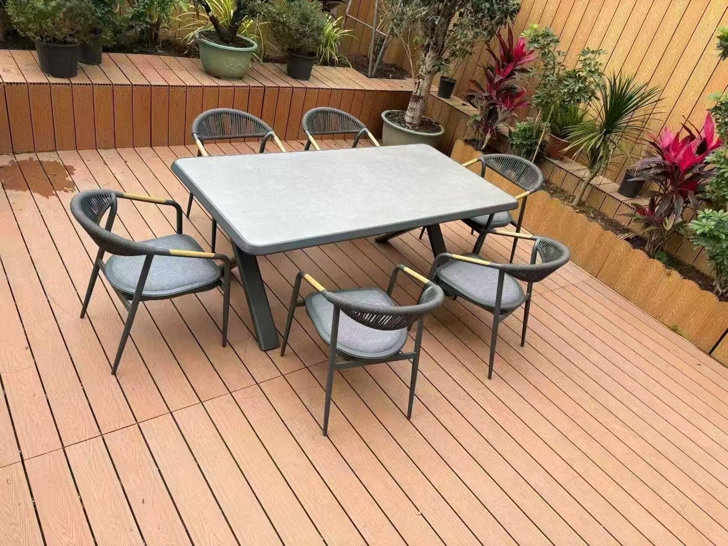 Terrasse composite aménagée avec table et chaises de jardin