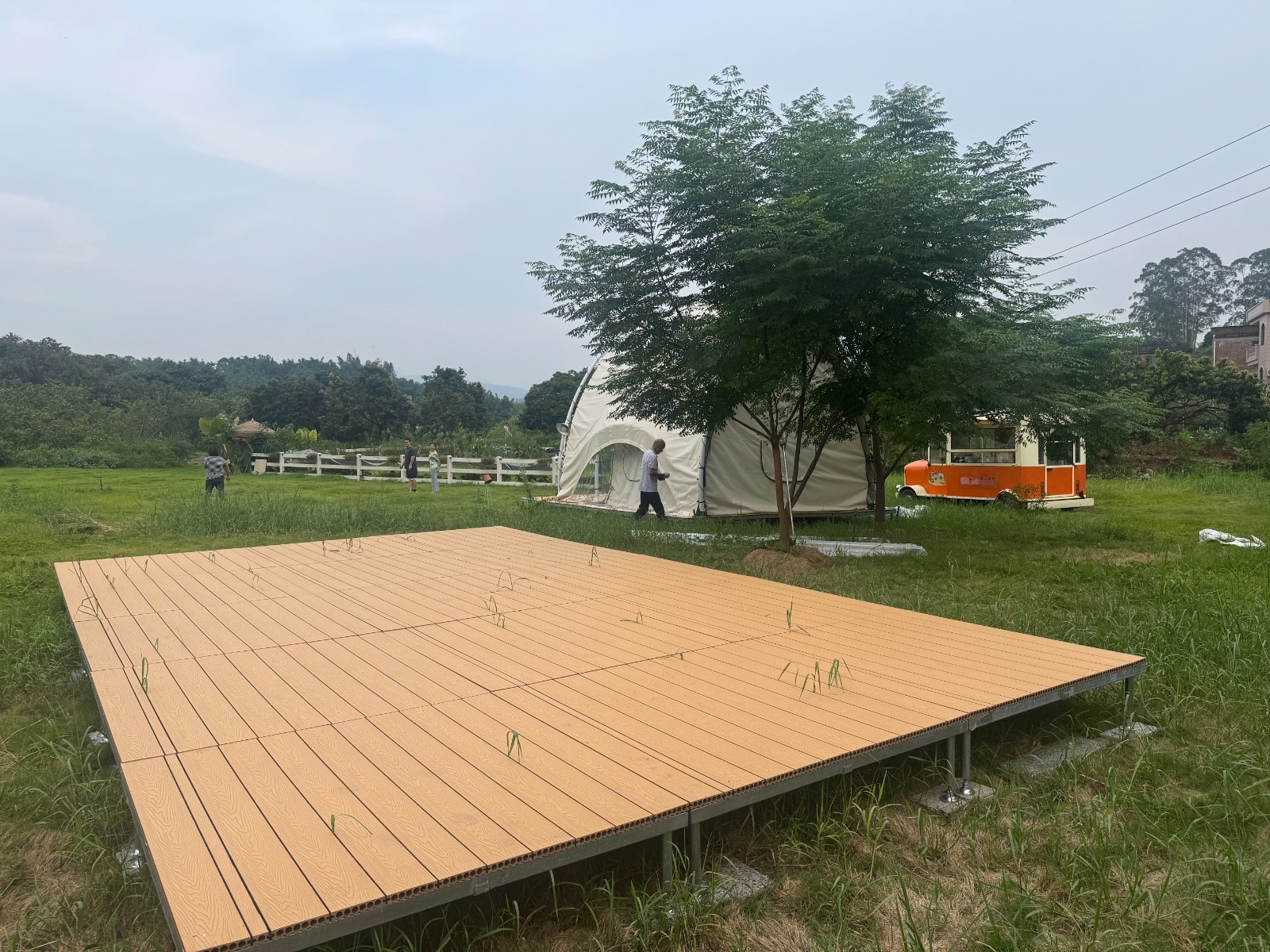 Terrasse composite installée dans une prairie à côté d’un dôme