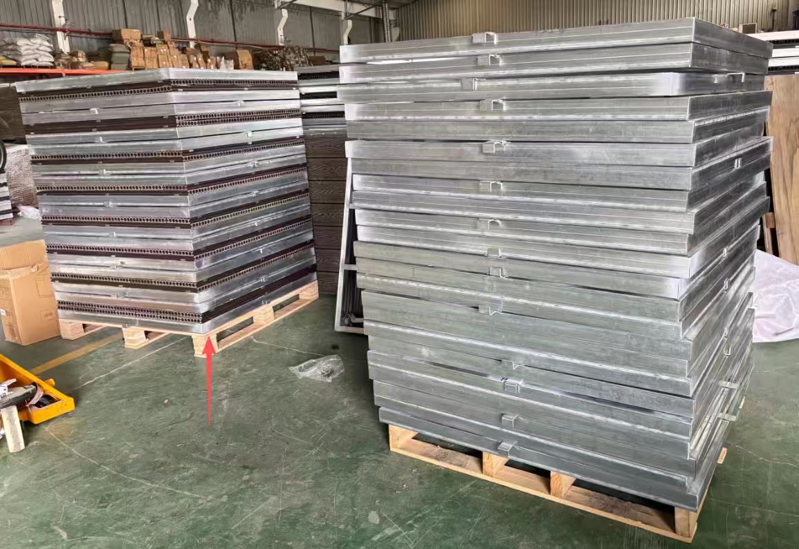 Plaques de terrasse composite empilées sur palettes avant expédition