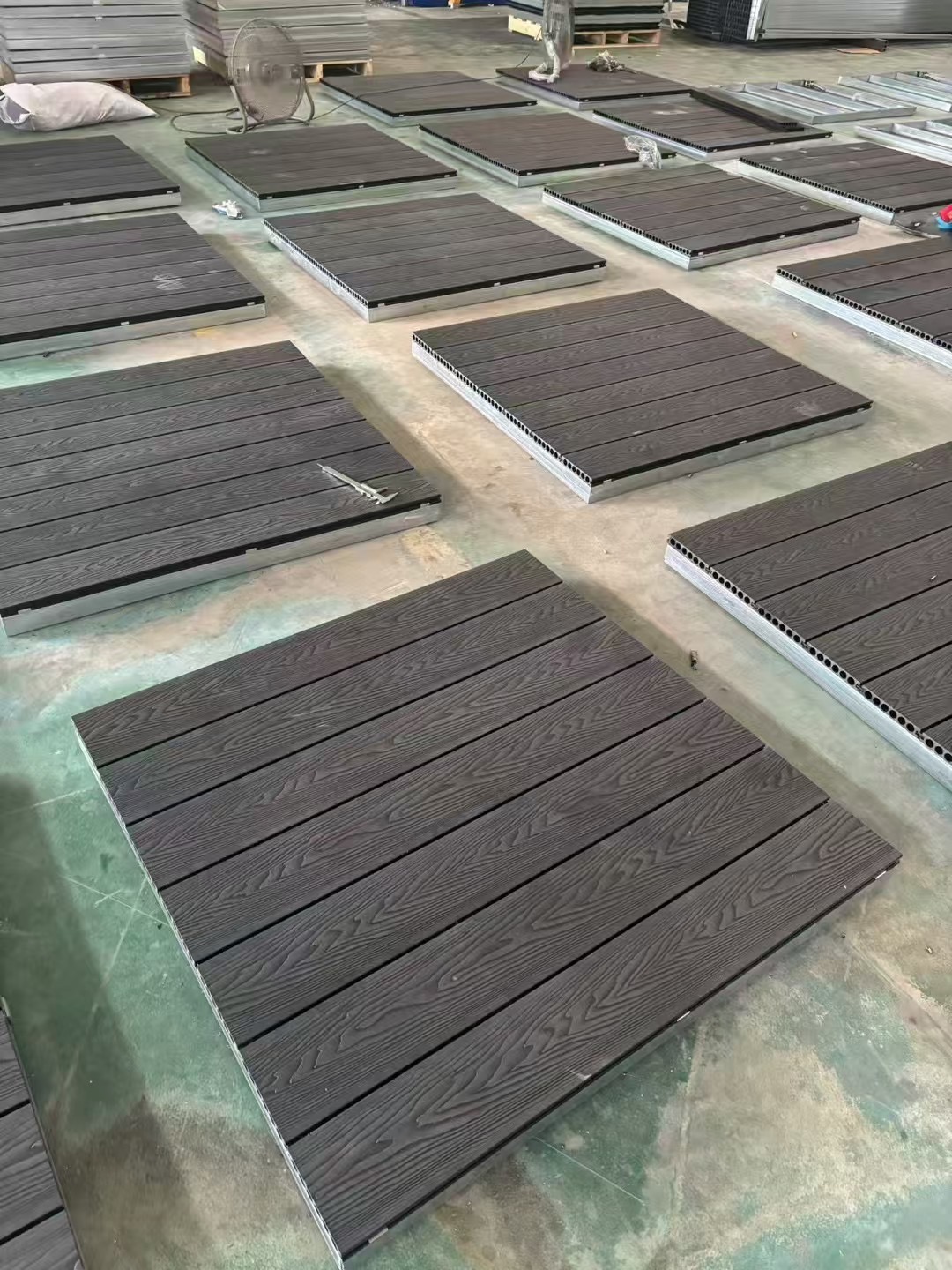 Plaques de terrasse composite anthracite à motif bois sur cadre acier