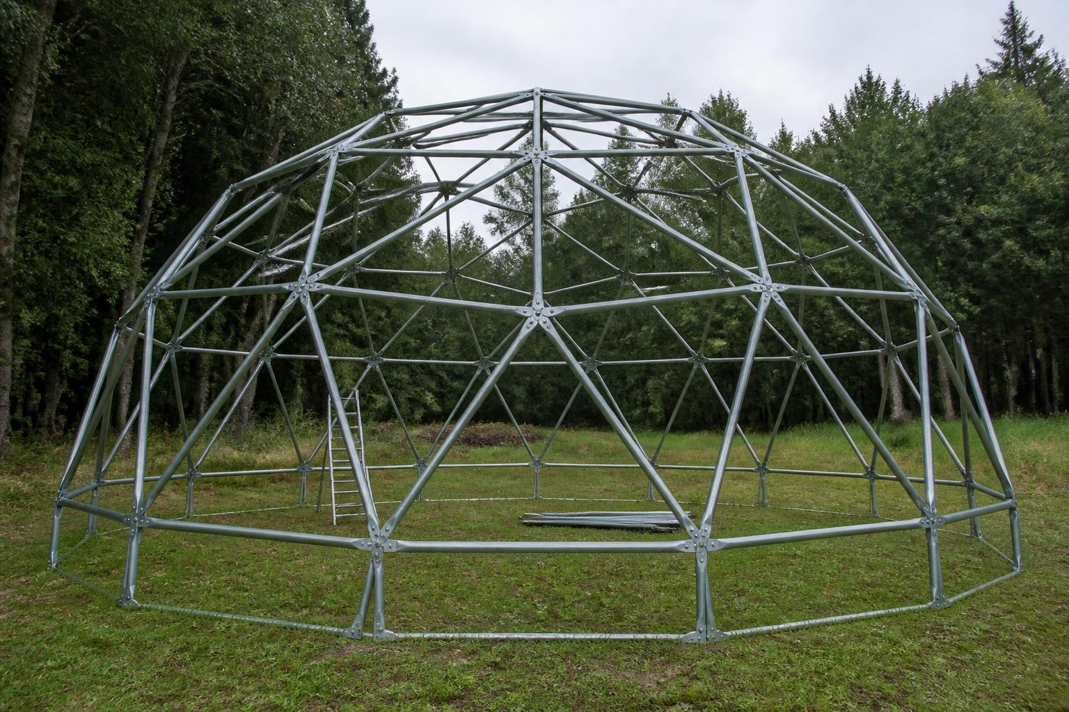 Structure tubulaire métallique nue d’un dôme géodésique en acier galvanisé
